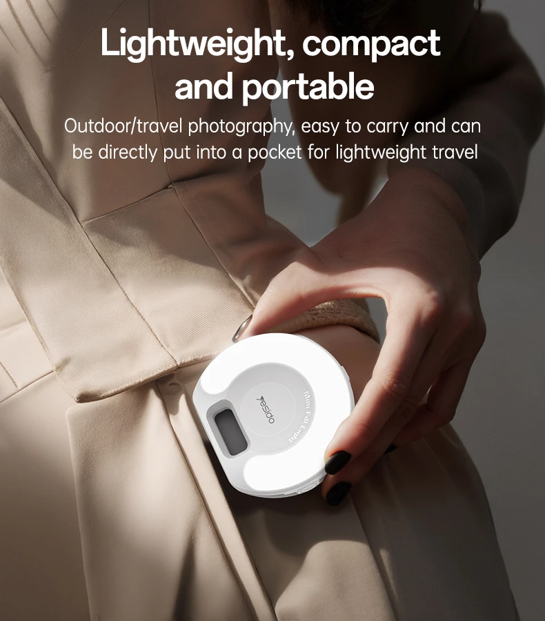 GlowClip LED selfie light Yesido – lätt och kompakt att ta med Hand som håller Yesido GlowClip LED-ringlampa framför en beige rock